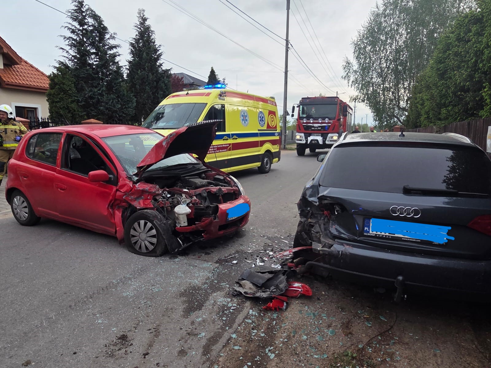 Groźne zderzenie pod Nowym Dworem Mazowieckim. Rozbite auta, na miejscu służby ratunkowe
