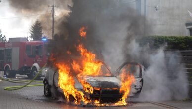 Samochód stanął w płomieniach w Płochocinie. Strażacy walczyli z ogniem przy ul. Mostowej