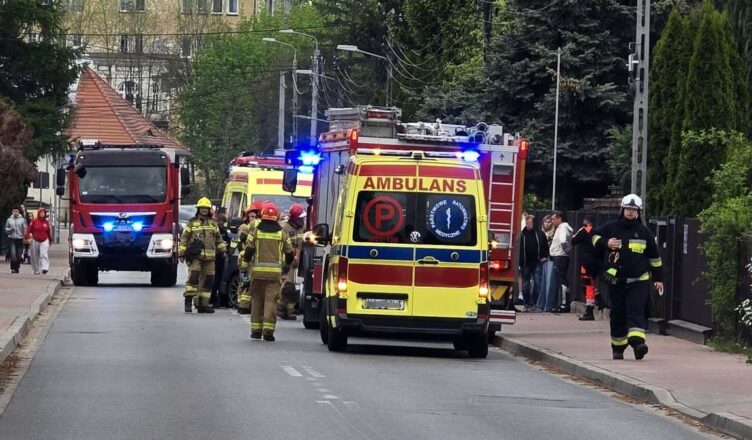 Zderzenie w Ząbkach! Rozbite auta, ranni i błyskawiczna akcja służb ratunkowych na ul. Wojska Polskiego