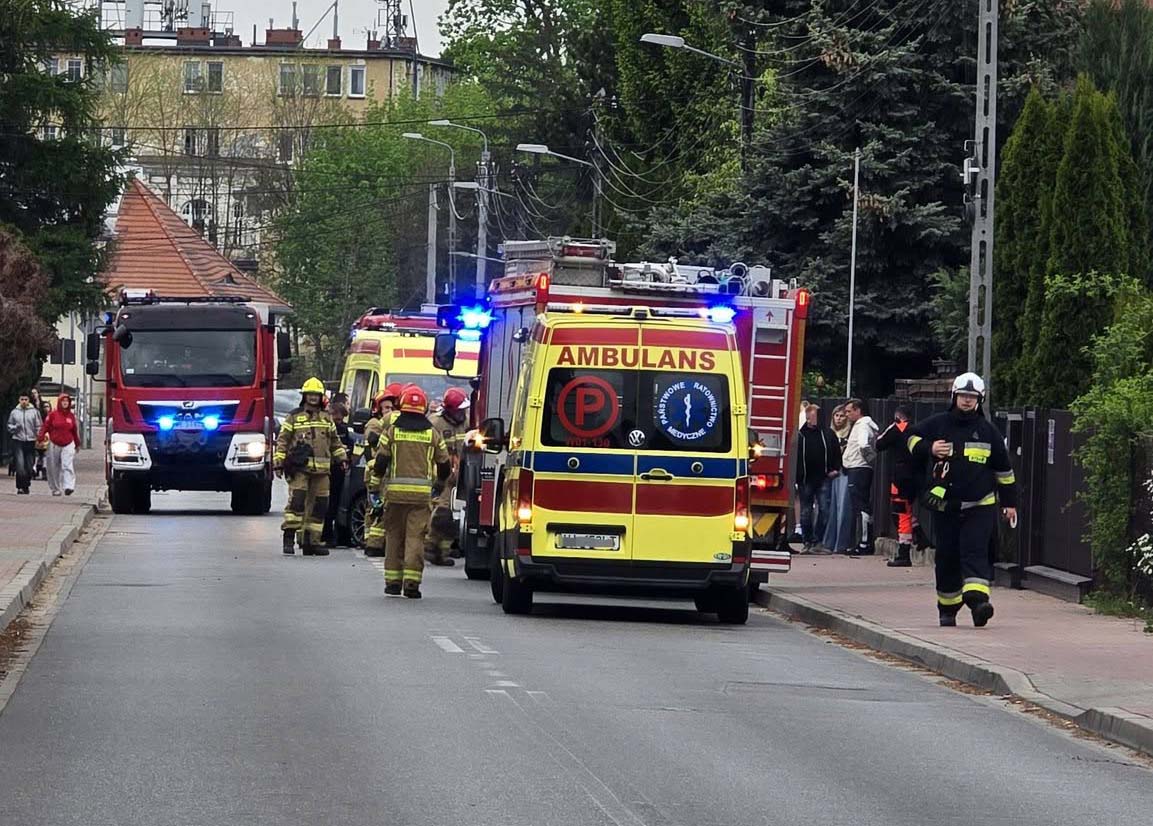 Zderzenie w Ząbkach! Rozbite auta, ranni i błyskawiczna akcja służb ratunkowych na ul. Wojska Polskiego