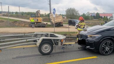 Groźna kolizja z przyczepą w Cząstkowie Mazowieckim. Zderzenie mogło skończyć się tragedią