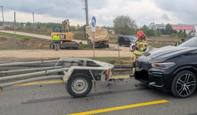 Groźna kolizja z przyczepą w Cząstkowie Mazowieckim. Zderzenie mogło skończyć się tragedią