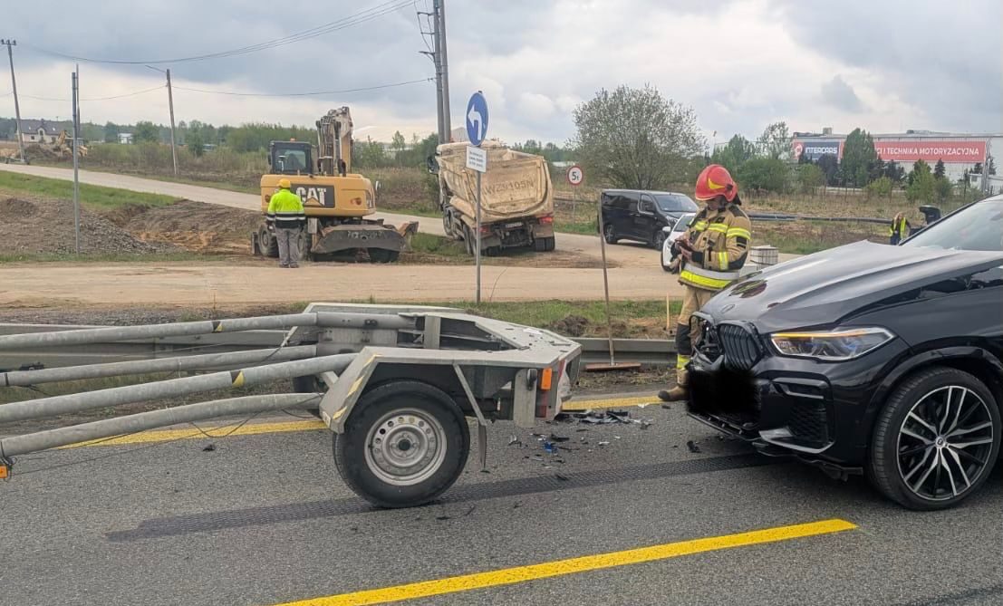 Groźna kolizja z przyczepą w Cząstkowie Mazowieckim. Zderzenie mogło skończyć się tragedią