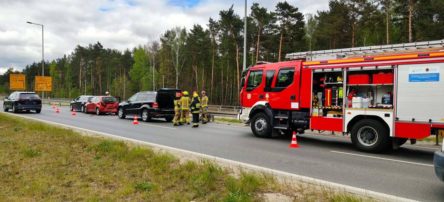 Groźny karambol na DW631! Trzy auta rozbite, służby w akcji