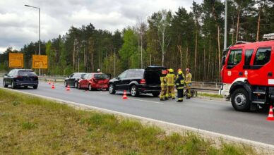 Groźny karambol na DW631! Trzy auta rozbite, służby w akcji