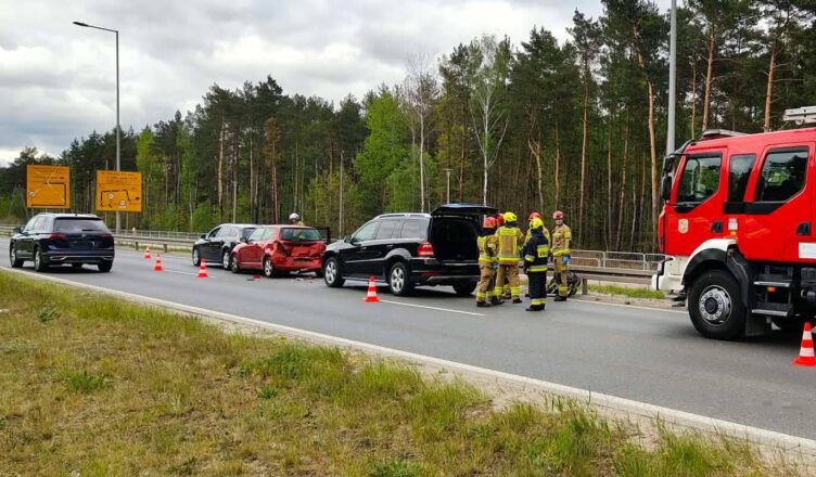 Groźny karambol na DW631! Trzy auta rozbite, służby w akcji