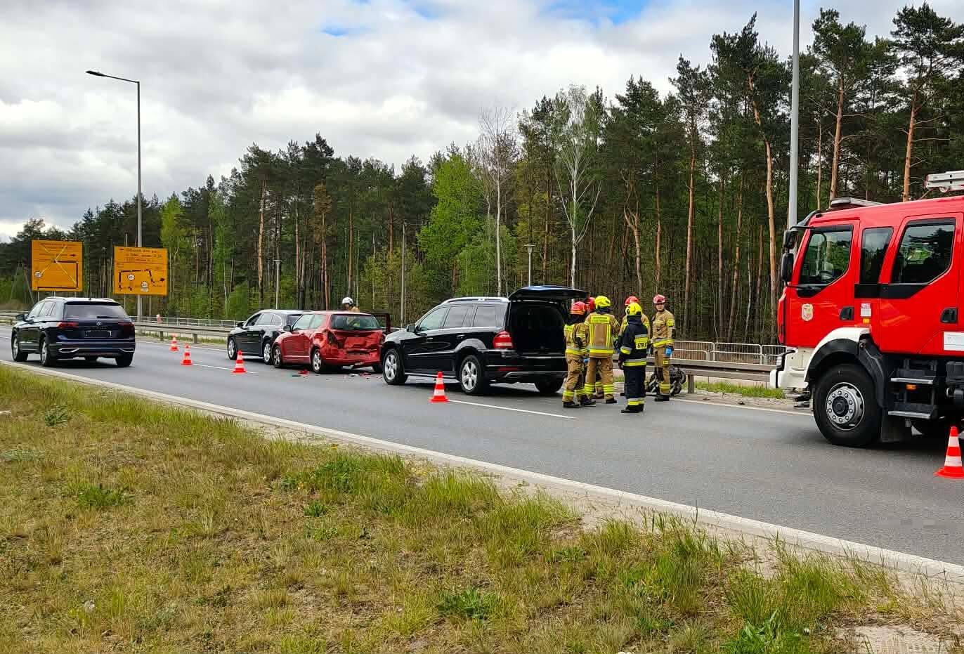 Groźny karambol na DW631! Trzy auta rozbite, służby w akcji