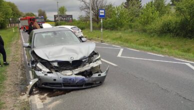 Zderzenie podczas wyprzedzania. Groźny wypadek zablokował drogę w kierunku Sikorza