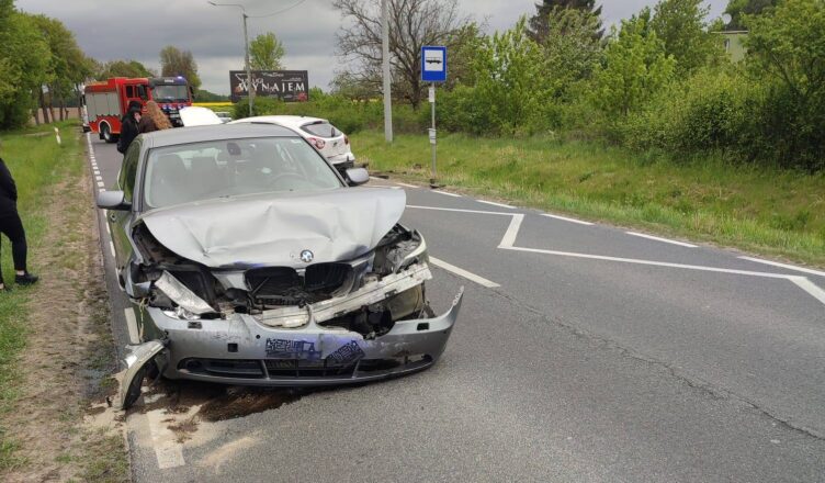 Zderzenie podczas wyprzedzania. Groźny wypadek zablokował drogę w kierunku Sikorza