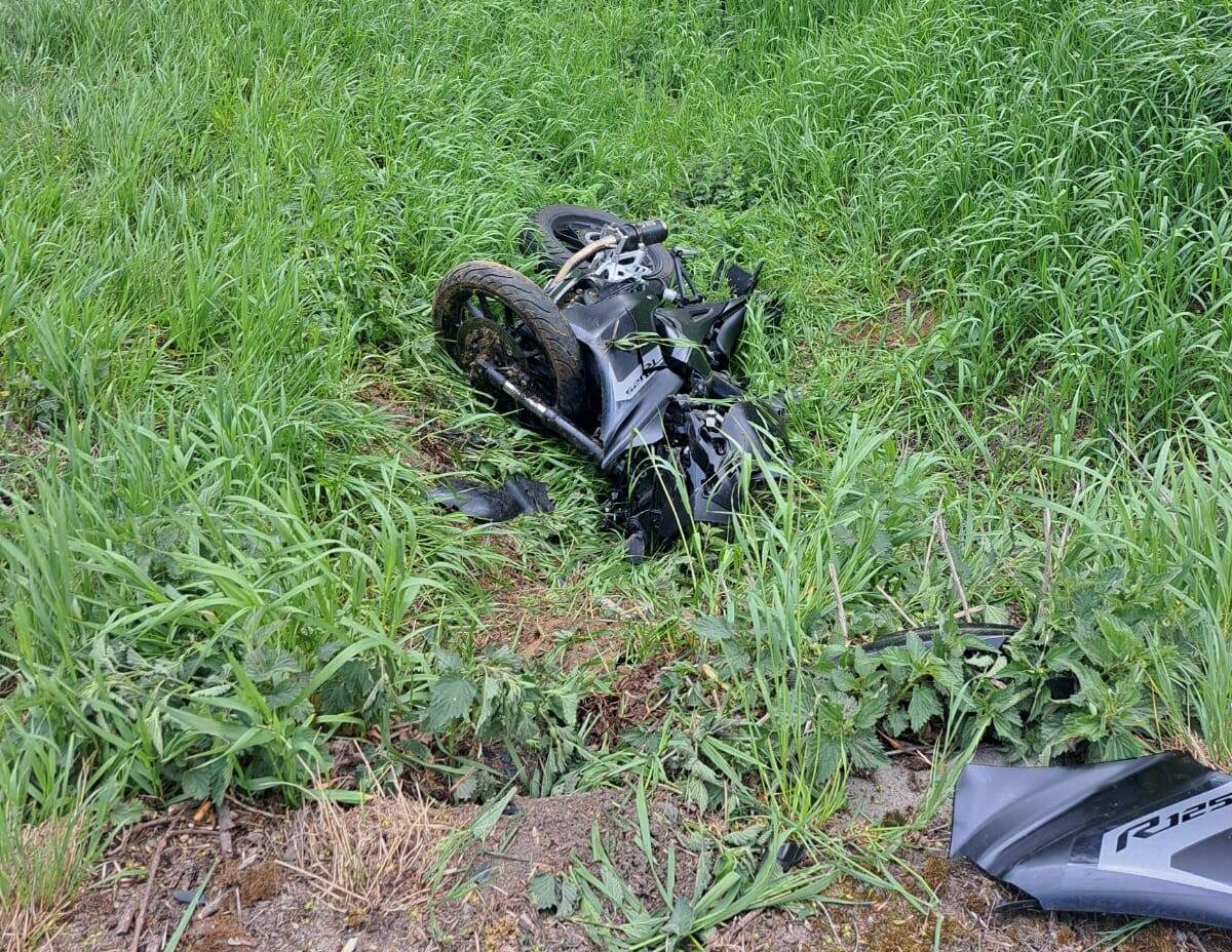 Dramatyczny wypadek pod Płockiem. 17-letni motocyklista wypadł z drogi podczas wyprzedzania