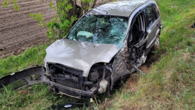 Ford w rowie po uderzeniu w drzewo. Policja ostrzega przed jazdą w zmęczeniu
