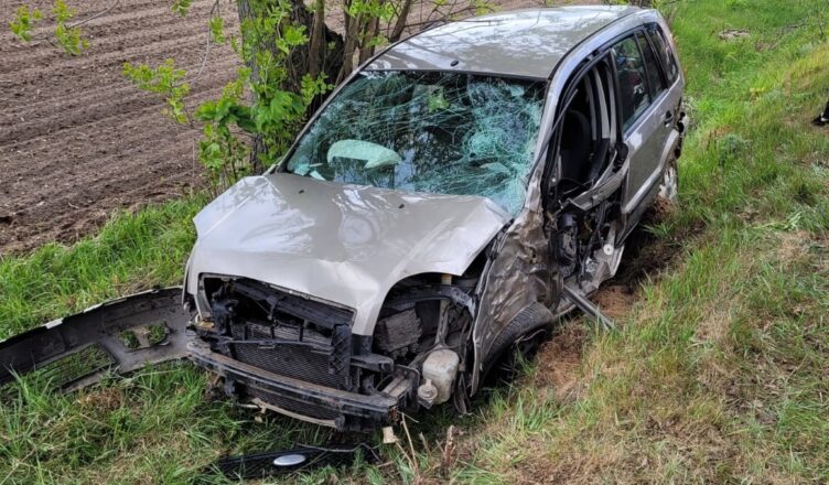 Ford w rowie po uderzeniu w drzewo. Policja ostrzega przed jazdą w zmęczeniu