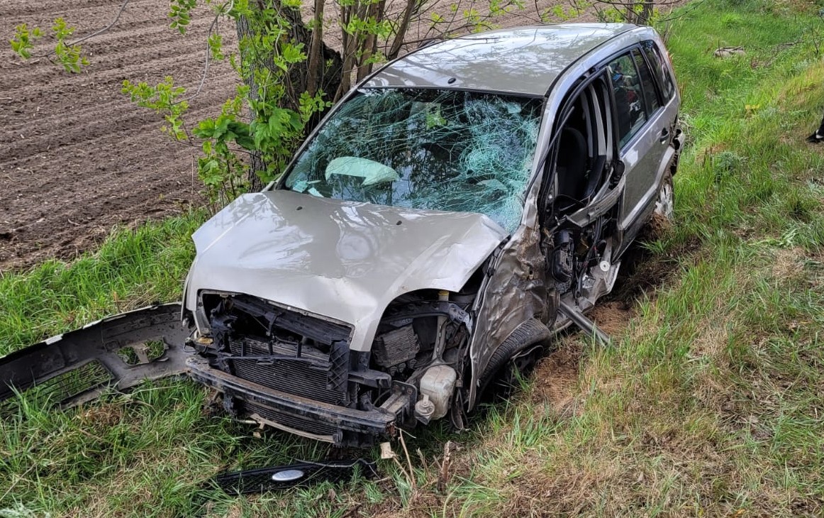Ford w rowie po uderzeniu w drzewo. Policja ostrzega przed jazdą w zmęczeniu