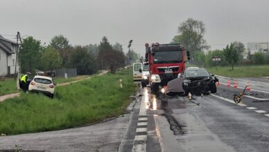 Groźny wypadek na DK12. Troje dzieci trafiło do szpitala po potężnym zderzeniu aut