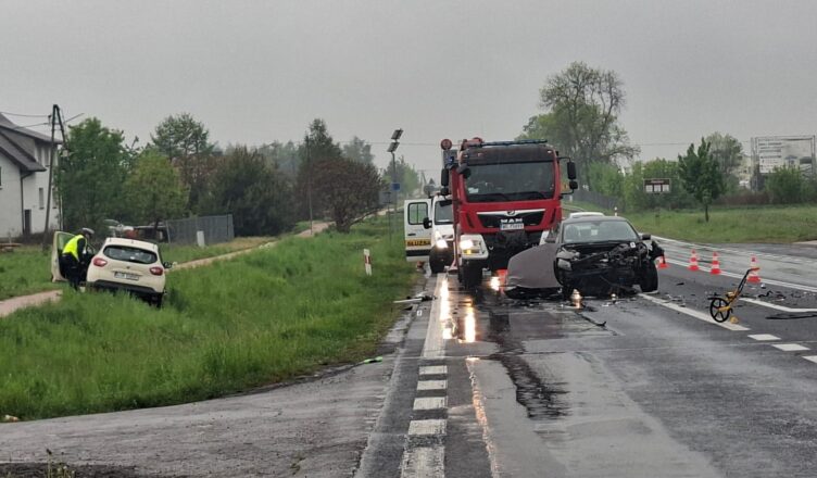 Groźny wypadek na DK12. Troje dzieci trafiło do szpitala po potężnym zderzeniu aut