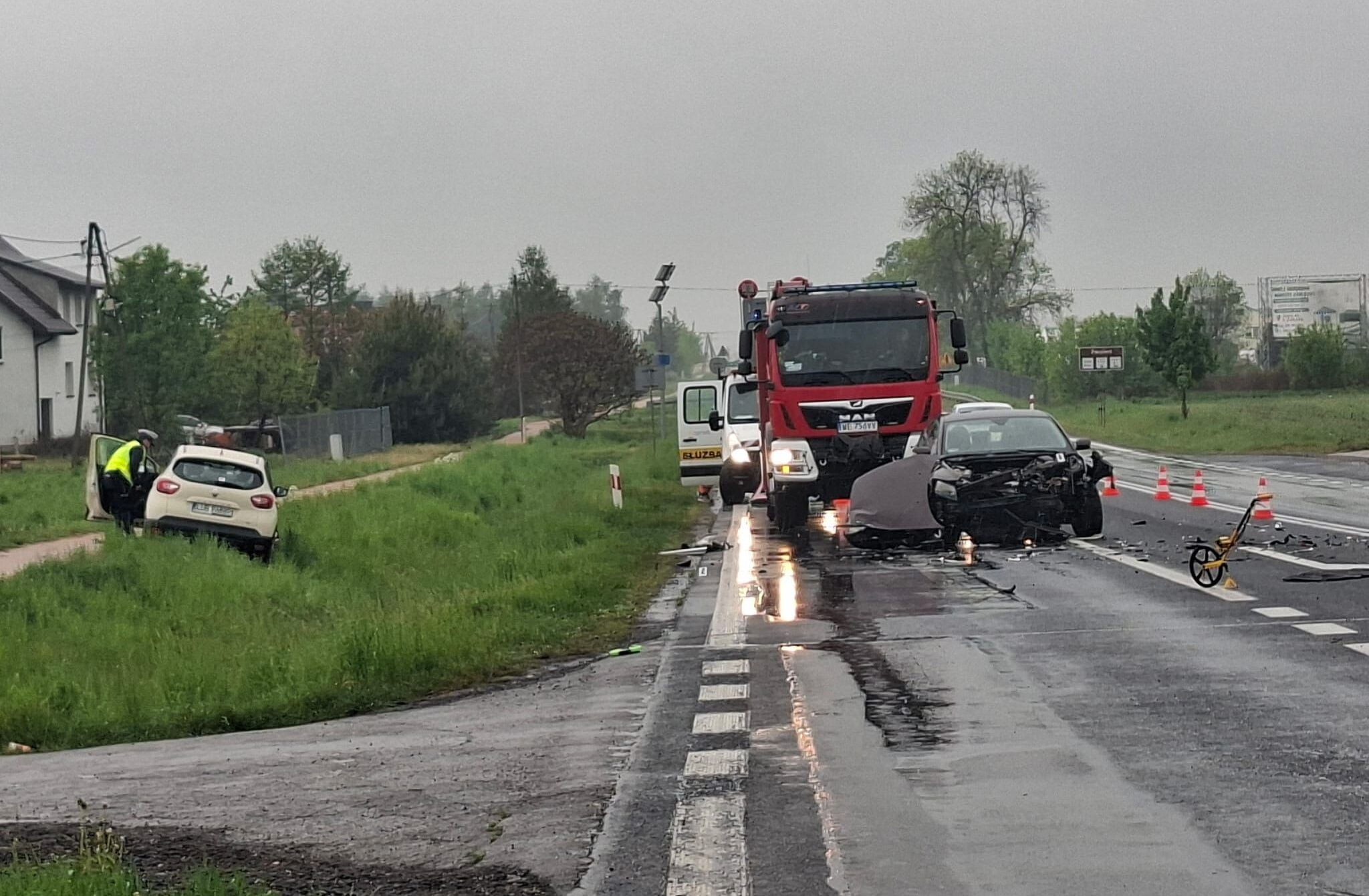 Groźny wypadek na DK12. Troje dzieci trafiło do szpitala po potężnym zderzeniu aut