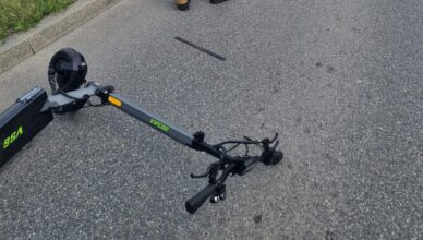 Zderzenie hulajnogi elektrycznej z autem w Nowy Dwór Mazowiecki. Jedna osoba trafiła do szpitala