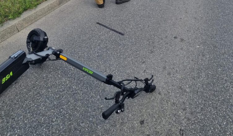 Zderzenie hulajnogi elektrycznej z autem w Nowy Dwór Mazowiecki. Jedna osoba trafiła do szpitala