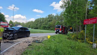 Groźny wypadek w Paulinowie. Dwie osoby ranne po zderzeniu aut, na miejscu wszystkie służby