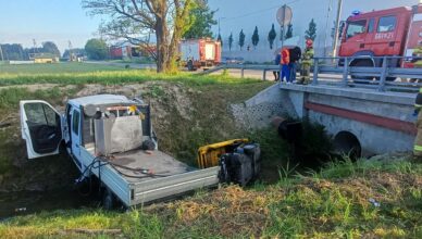 Groźny wypadek w Radzyminie. Dostawczak wypadł z drogi i zatrzymał się w rowie