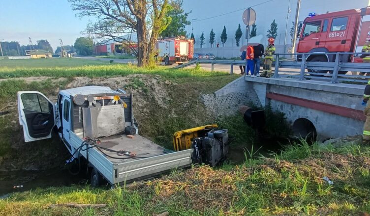 Groźny wypadek w Radzyminie. Dostawczak wypadł z drogi i zatrzymał się w rowie