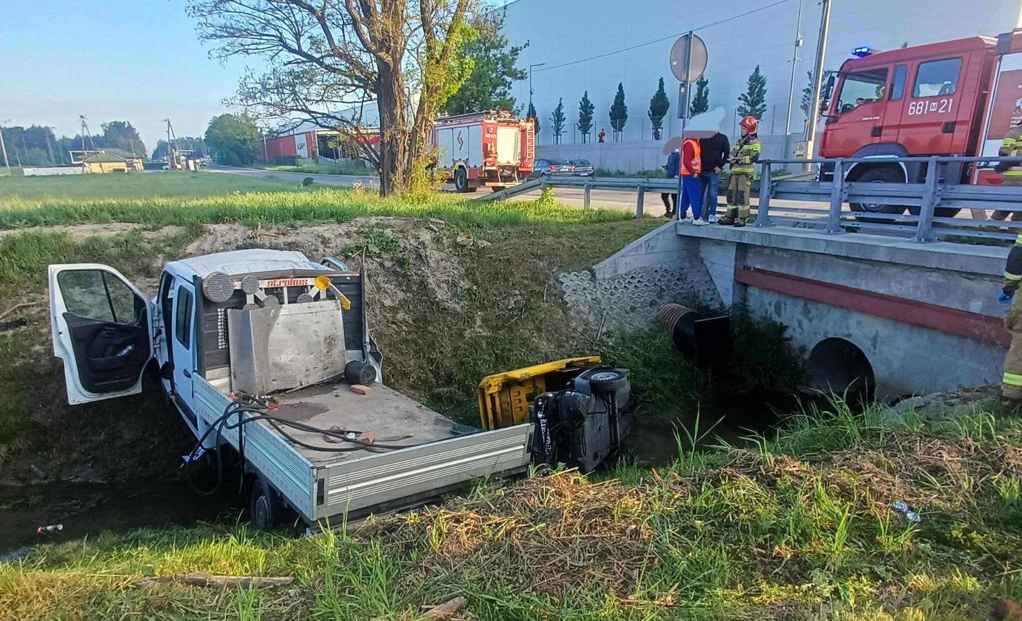 Groźny wypadek w Radzyminie. Dostawczak wypadł z drogi i zatrzymał się w rowie