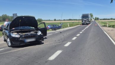 Groźny wypadek na DK50 pod Płońskiem. Volkswagen wpadł do rowu, droga została zablokowana
