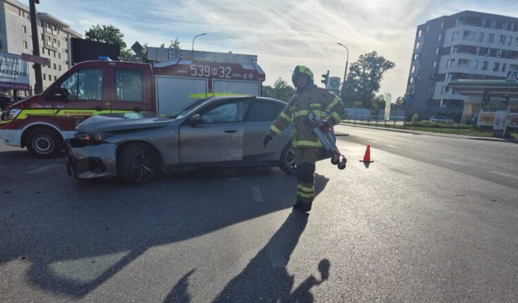 Zderzenie dwóch aut w Nowym Dworze Mazowieckim. Na miejscu pracowały służby
