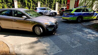 Potrącenie seniorki na pasach w Konstancinie-Jeziornie. 72-latka trafiła do szpitala