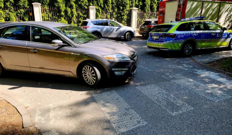 Potrącenie seniorki na pasach w Konstancinie-Jeziornie. 72-latka trafiła do szpitala