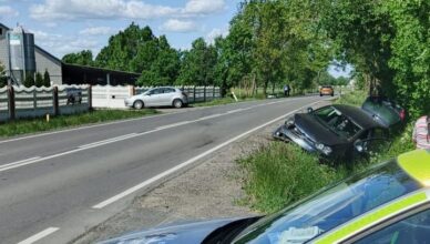 Zderzenie dwóch aut na DW617. Jedno z aut wypadło do rowu.