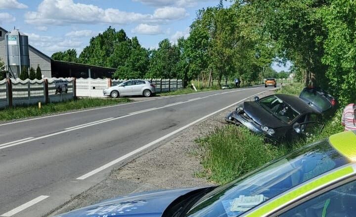 Zderzenie dwóch aut na DW617. Jedno z aut wypadło do rowu.