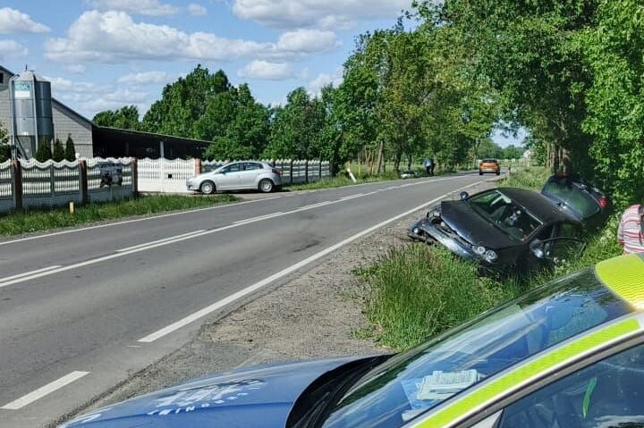 Zderzenie dwóch aut na DW617. Jedno z aut wypadło do rowu.
