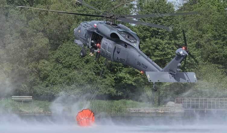 Gigantyczny pożar lasów w powiecie wołomińskim. Ogień strawił już ponad 315 hektarów, w akcji 1200 ratowników i śmigłowiec Black Hawk