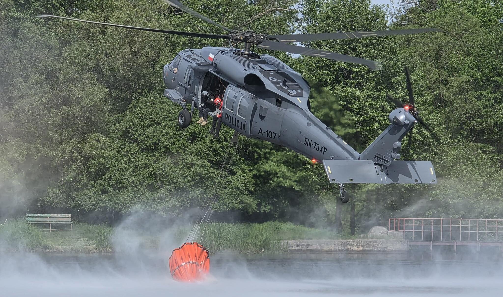 Gigantyczny pożar lasów w powiecie wołomińskim. Ogień strawił już ponad 315 hektarów, w akcji 1200 ratowników i śmigłowiec Black Hawk