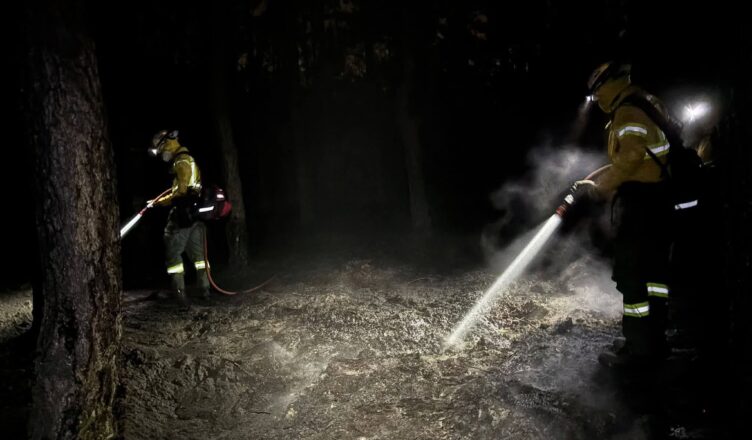 Pożar w powiecie wołomińskim wciąż nie odpuszcza. 1300 strażaków, setki pojazdów i lotnicza armada walczą z żywiołem
