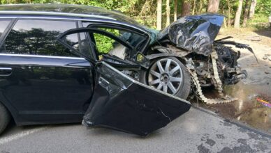 Audi zmiażdżone na drzewie. Kierowca cudem przeżył potężne uderzenie