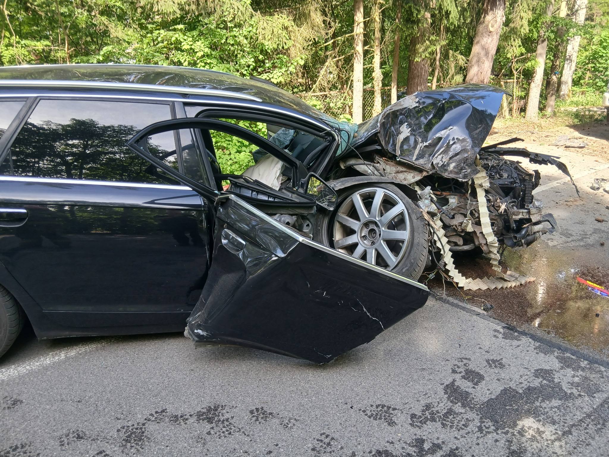 Audi zmiażdżone na drzewie. Kierowca cudem przeżył potężne uderzenie