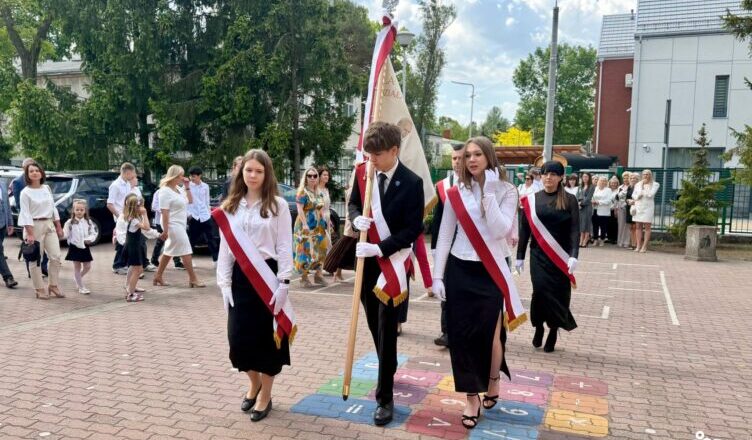 Szkoła z nowym patronem i nowym sztandarem. Marecka „Piątka” obrała wyjątkowy kierunek