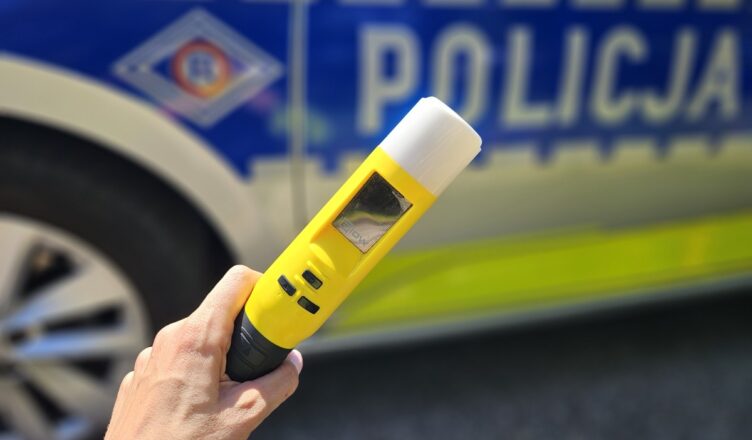 Stracił samochód za jazdę po alkoholu. Kompletnie pijany kierowca Forda zatrzymany przez świadka