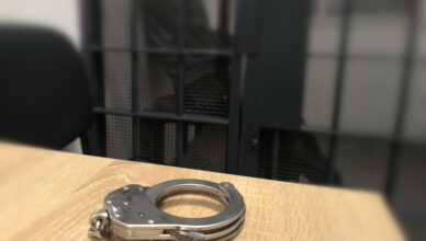 Nieodpowiedzialny mężczyzna w rękach policjantów. Poinformował o bombie w pociągu