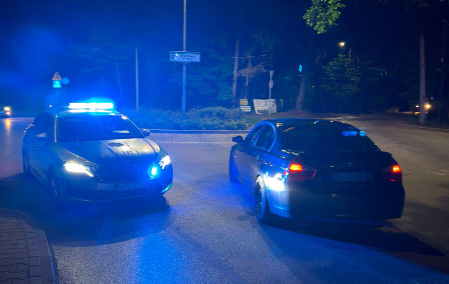 Zatrzymał BMW na środku drogi i zasnął za kierownicą - miał blisko 2 promile alkoholu