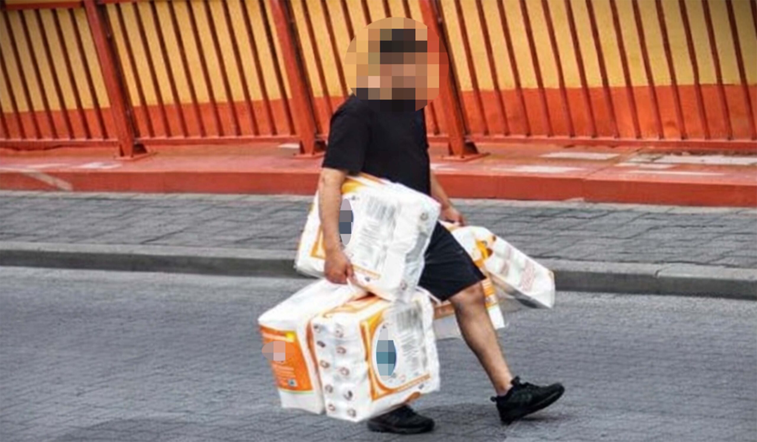 Kryzys żołądkowy czy złodziejstwo? 42‑latek ukradł 1800 rolek papieru toaletowego