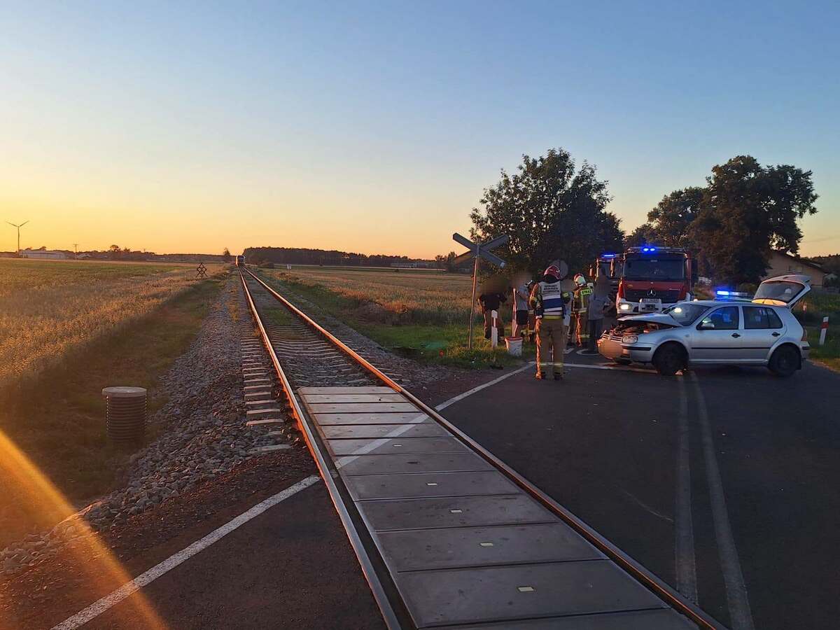 Niebezpieczne zdarzenie na niestrzeżonym przejeździe kolejowym w gminie Raciąż. Szynobus zderzył się z osobówką
