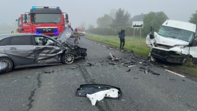 Czołowe zderzenie na DK-60 w Gołyminie. Mercedes i dostawczak rozbite, dwie osoby trafiły do szpitala