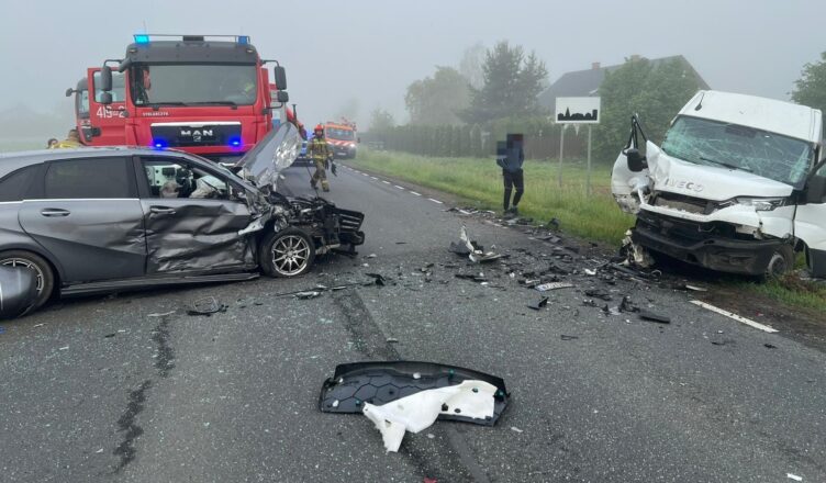 Czołowe zderzenie na DK-60 w Gołyminie. Mercedes i dostawczak rozbite, dwie osoby trafiły do szpitala