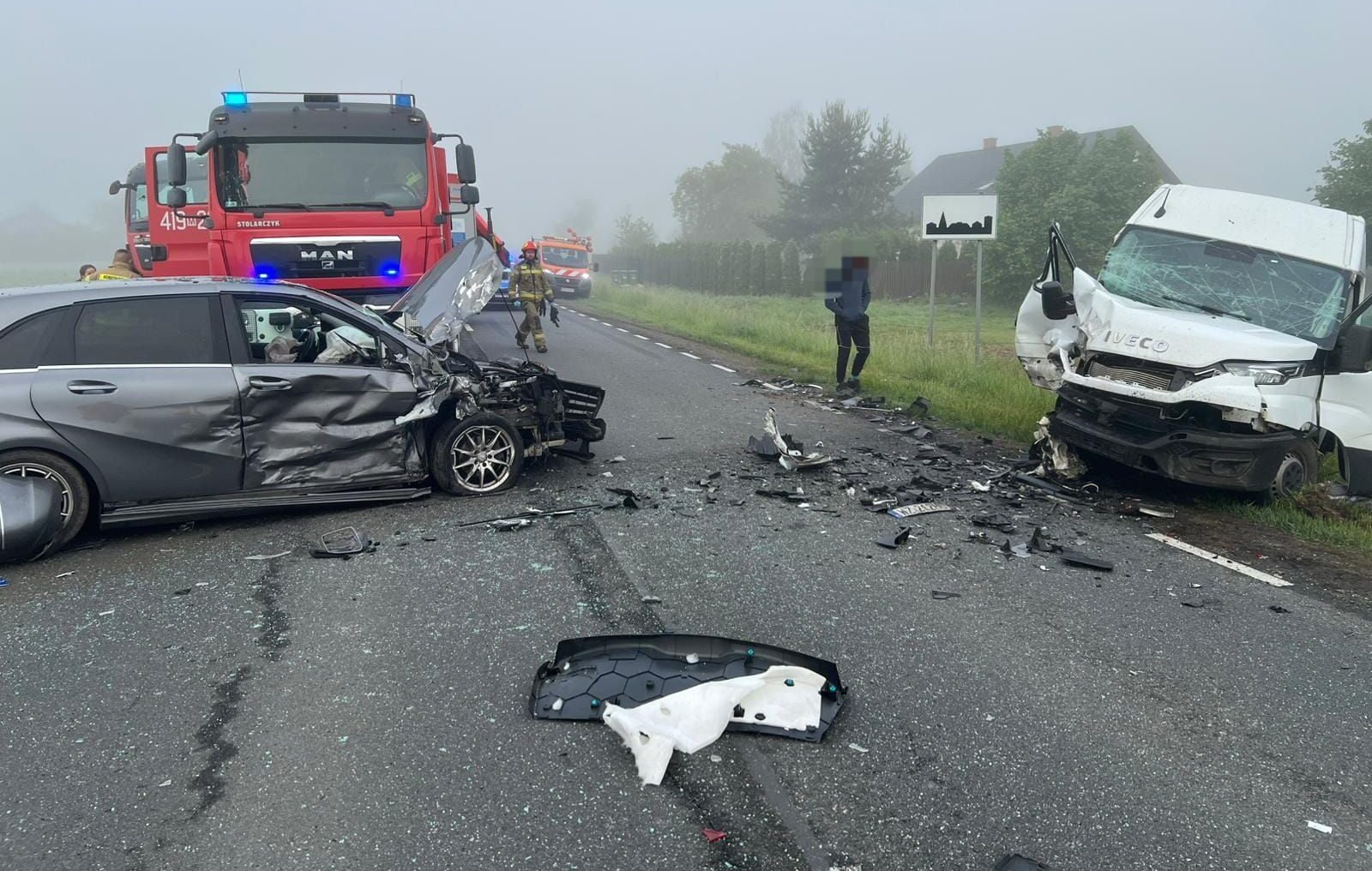 Czołowe zderzenie na DK-60 w Gołyminie. Mercedes i dostawczak rozbite, dwie osoby trafiły do szpitala