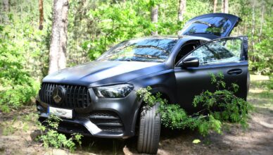Mercedes za ponad 400 tysięcy złotych skradziony i odzyskany w zaledwie dwie godziny. Pijany złodziej trafił do aresztu