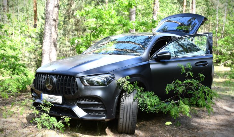 Mercedes za ponad 400 tysięcy złotych skradziony i odzyskany w zaledwie dwie godziny. Pijany złodziej trafił do aresztu