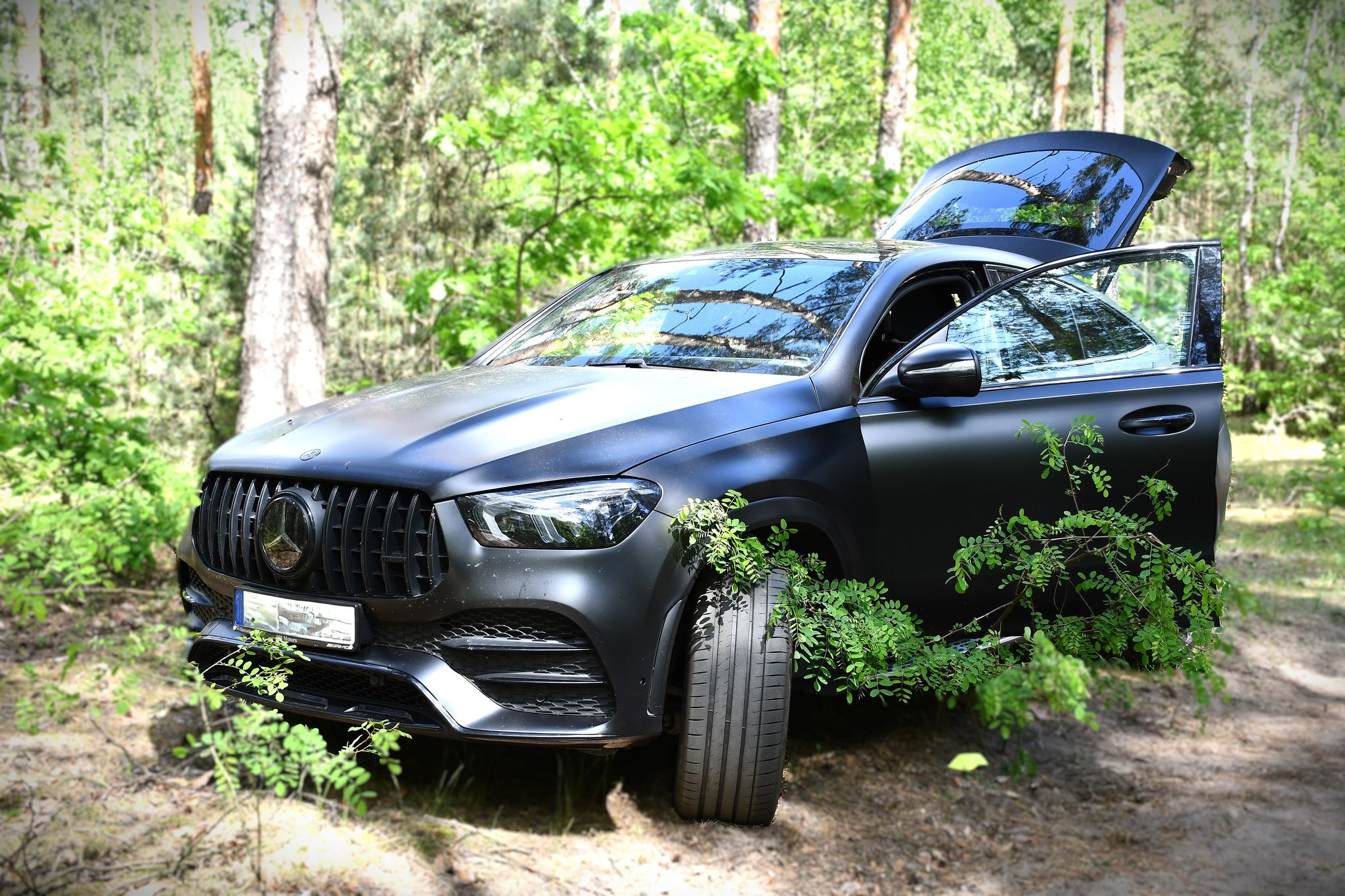 Mercedes za ponad 400 tysięcy złotych skradziony i odzyskany w zaledwie dwie godziny. Pijany złodziej trafił do aresztu